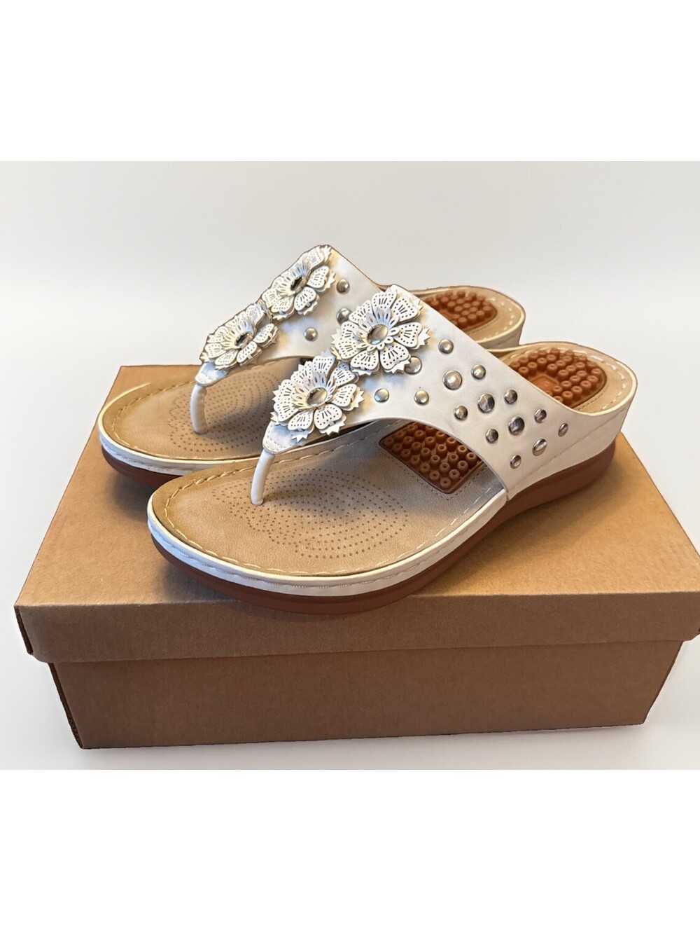 NIB Qierhaoo Ferry 1 White Women’s Sandals with Massage Footbed Size 6